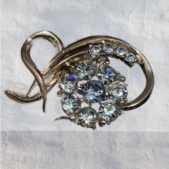 Vintage 1950’s Classic Coro Brooch With Baby Blue Rhinestones - Picture 3 of 8